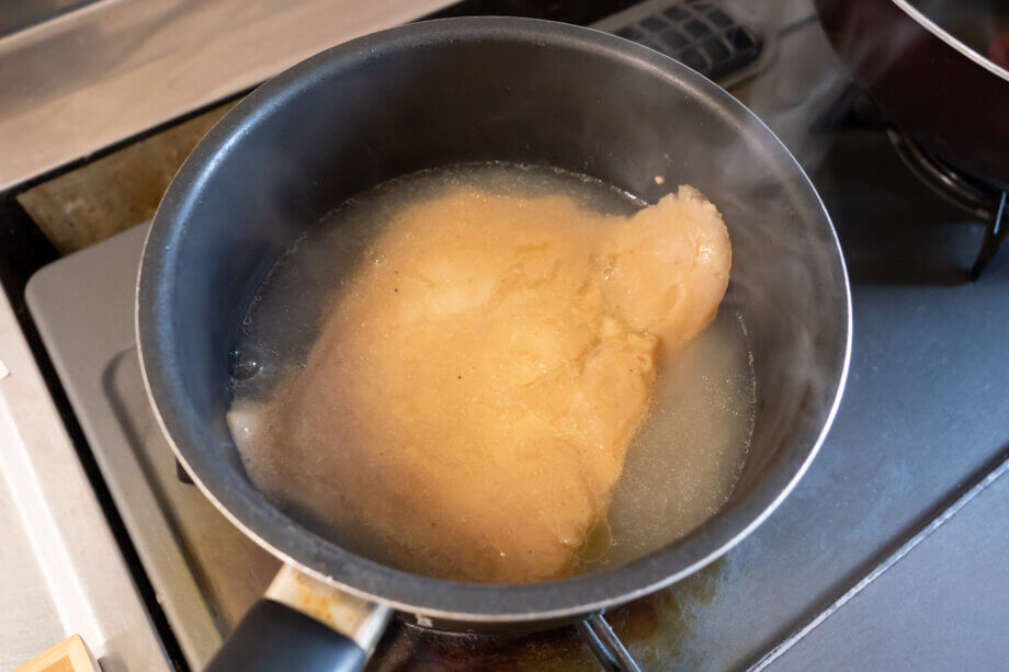 家麺の作り方　スープと水を入れる