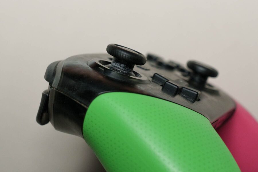 Switch のプロコンを分解する方法！左スティックの動作不良を接点復活スプレーで修理する