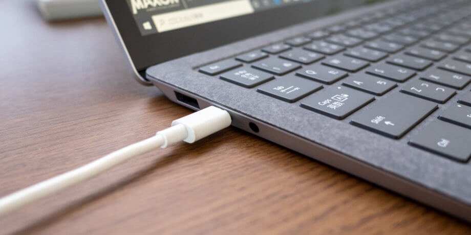 USB-C 端子から充電できる Surface Laptop 3