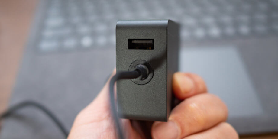 Surface 電源アダプターの USB-A コネクタ