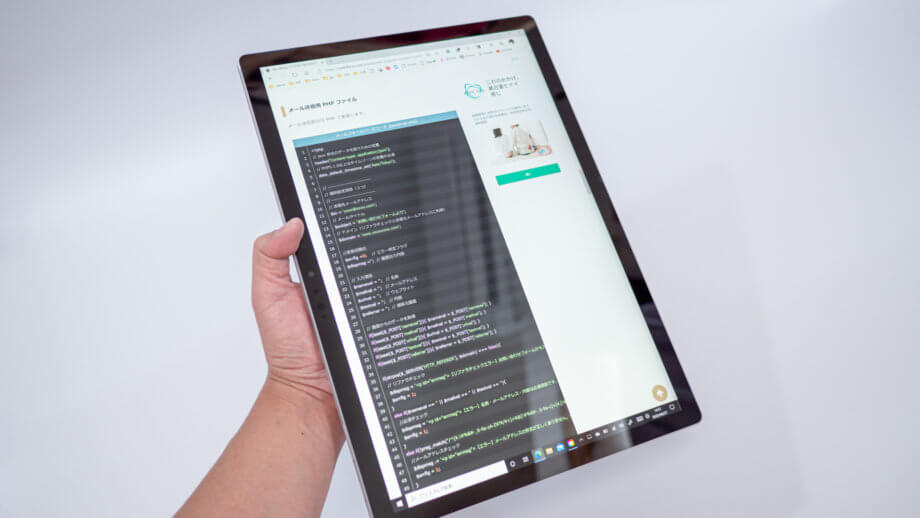 Surface Book 3 をタブレットモードで手に持つ