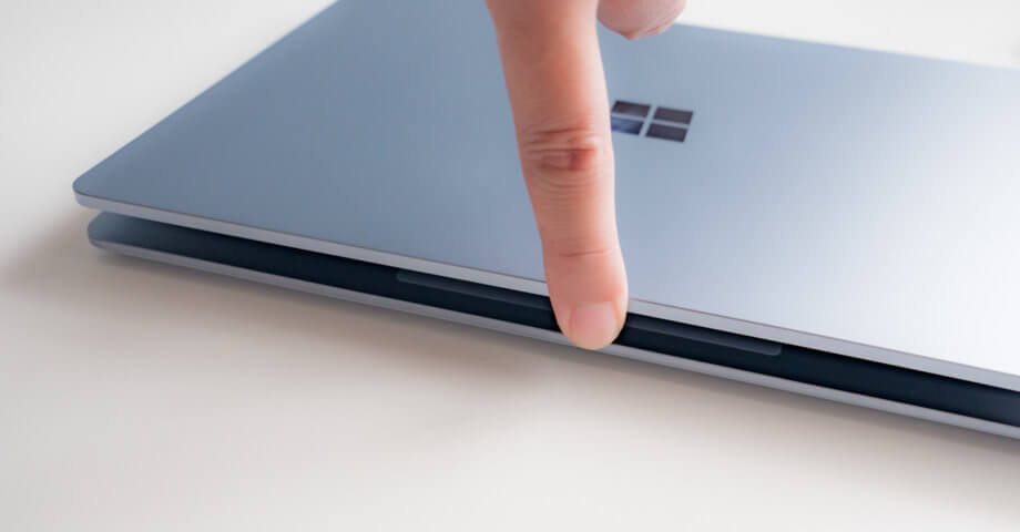 指一本で開く Surface Laptop 4