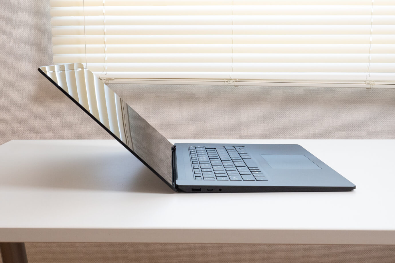 Surface Laptop 4 モニターを最大まで開いた状態