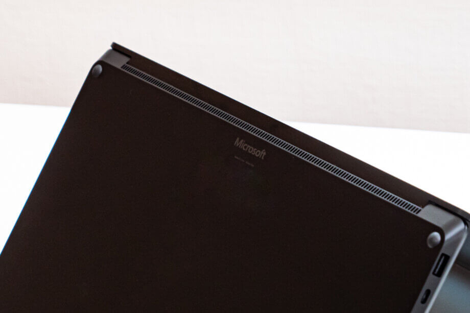 Surface Laptop 4 背面の排気口