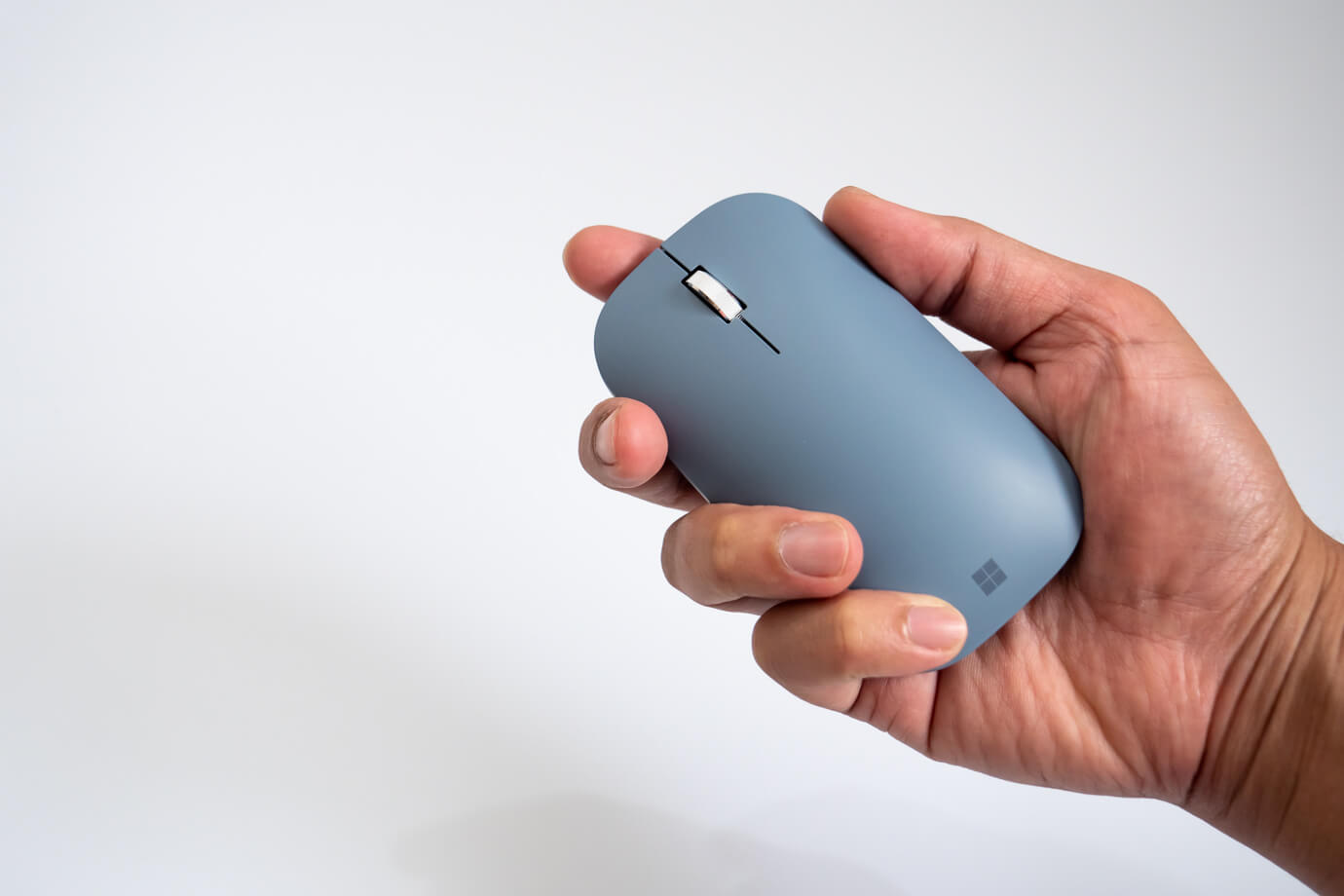 Surface モバイルマウスを手に持つ