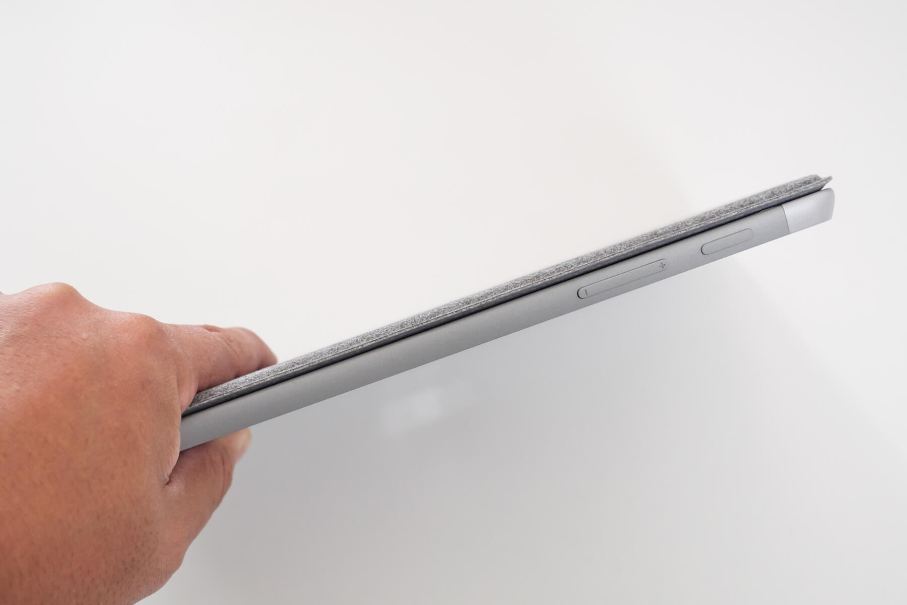 Surface Go 3 本体の厚さ