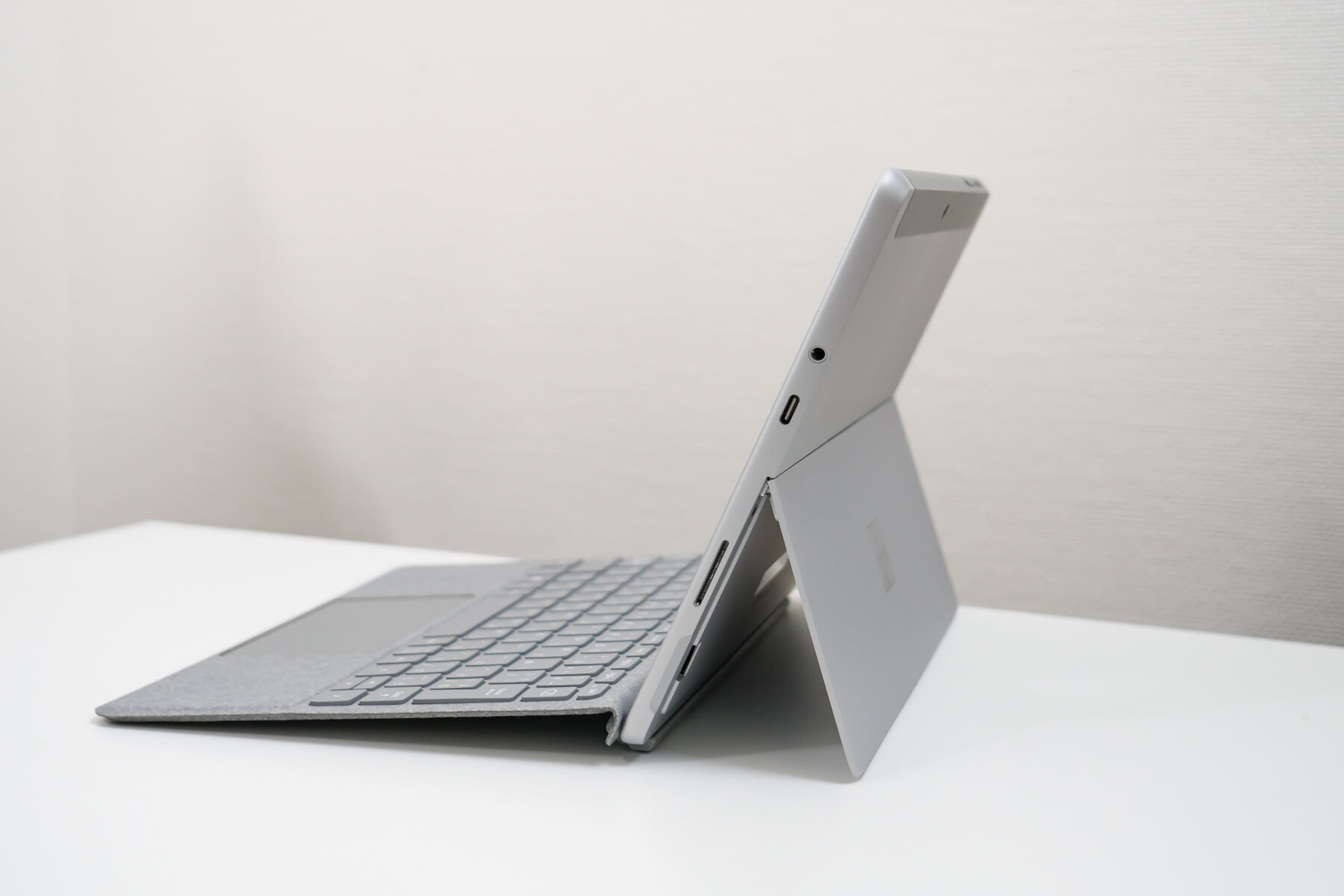 Surface Go 3 を立てた状態