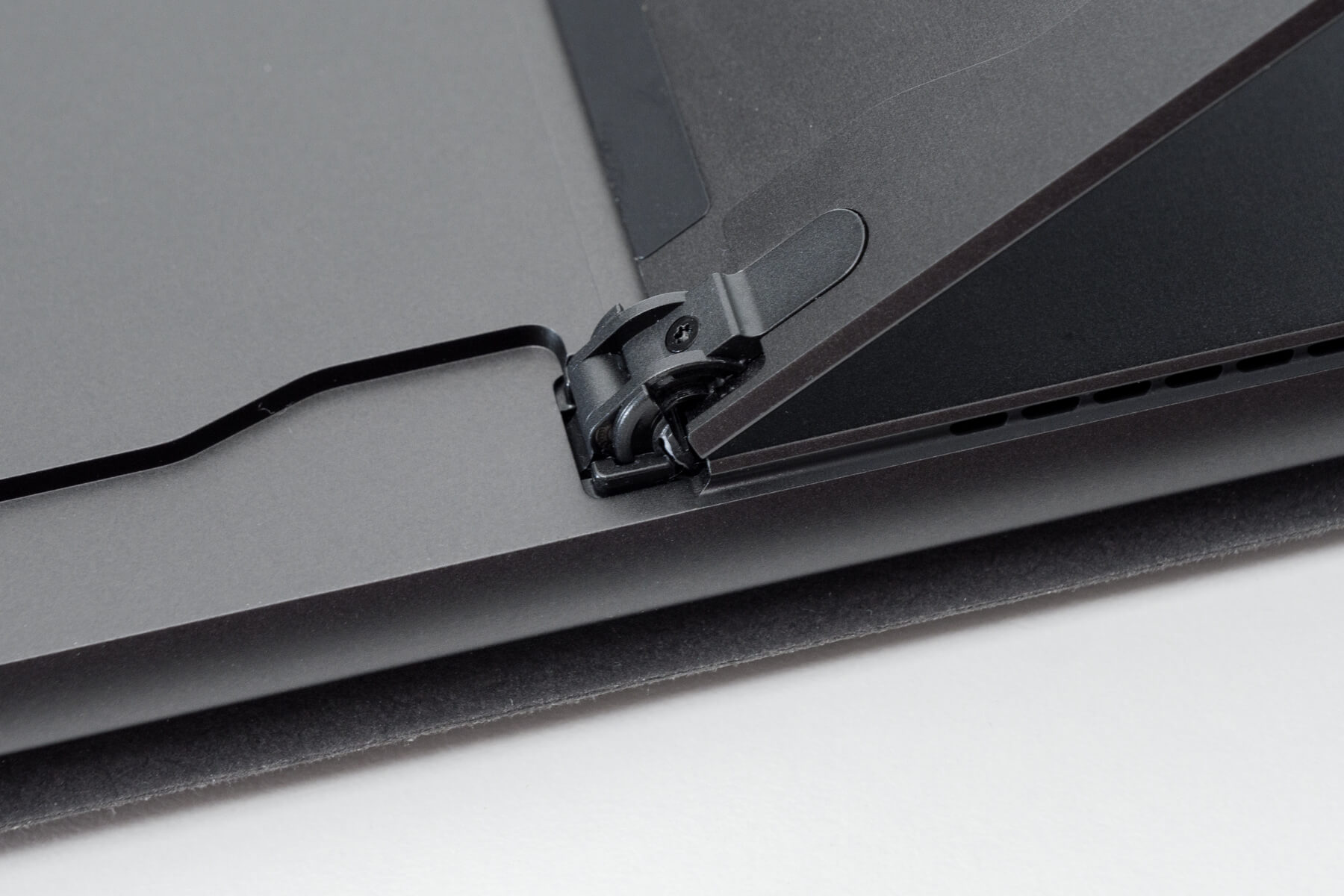 Surface Pro 8 スタンドのヒンジ