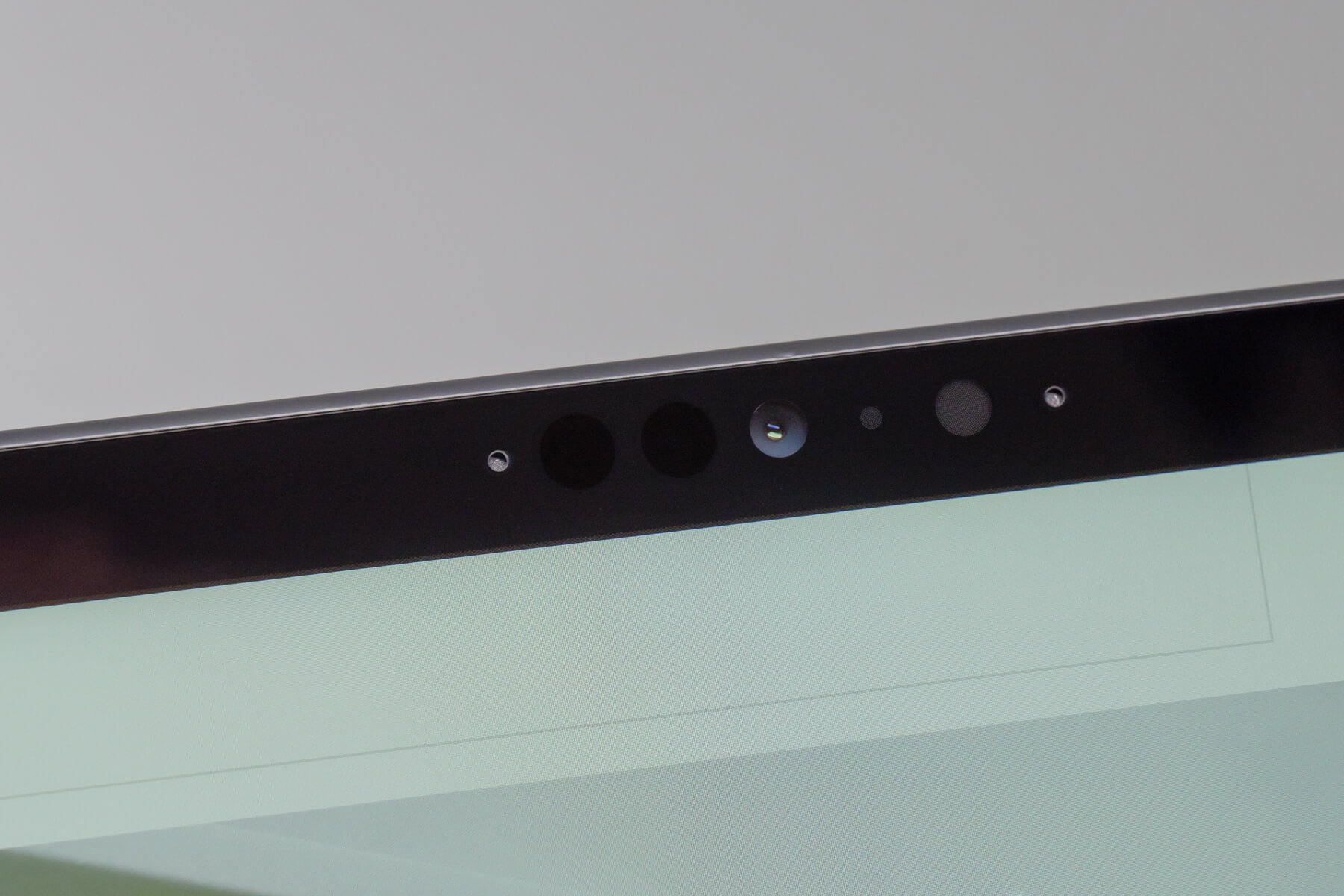 Surface Pro 8 のインカメラ付近を拡大（赤外線カメラ）