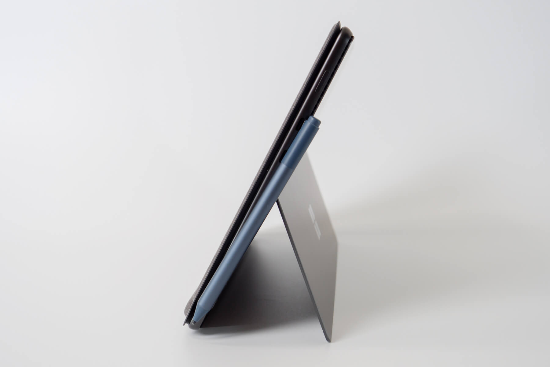 Surface Pen は Surface Pro 8 にきちんとくっつかない