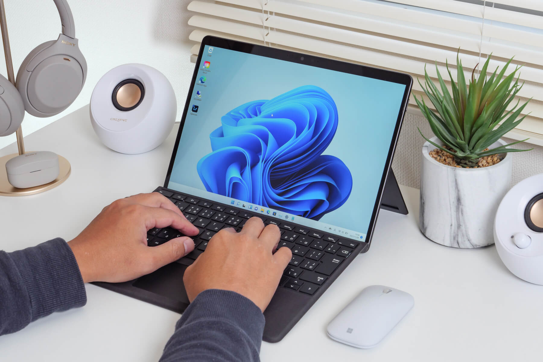 Surface Pro 8 のキーボードを打鍵する様子