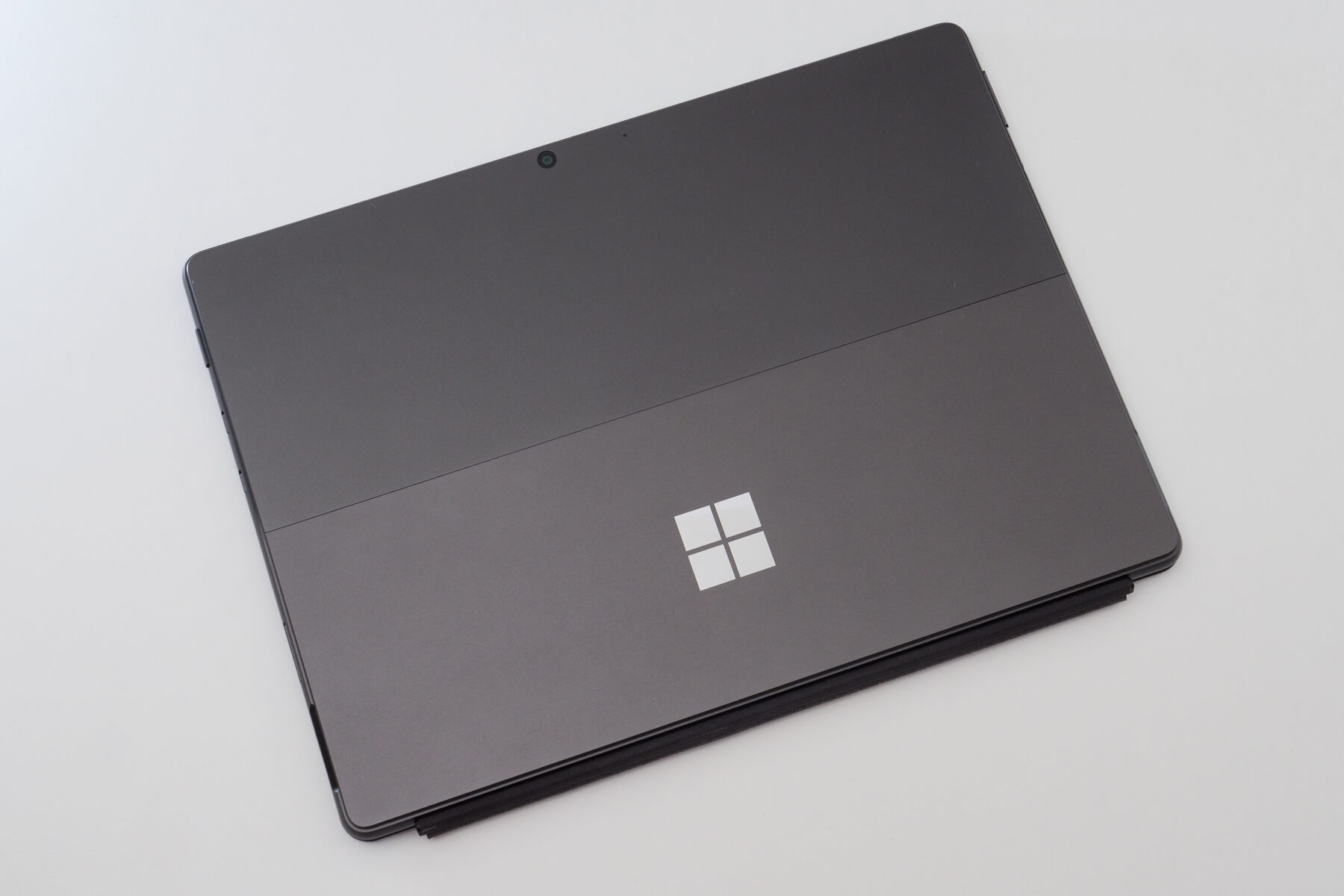 Surface Pro 8 のキーボードを閉じた状態