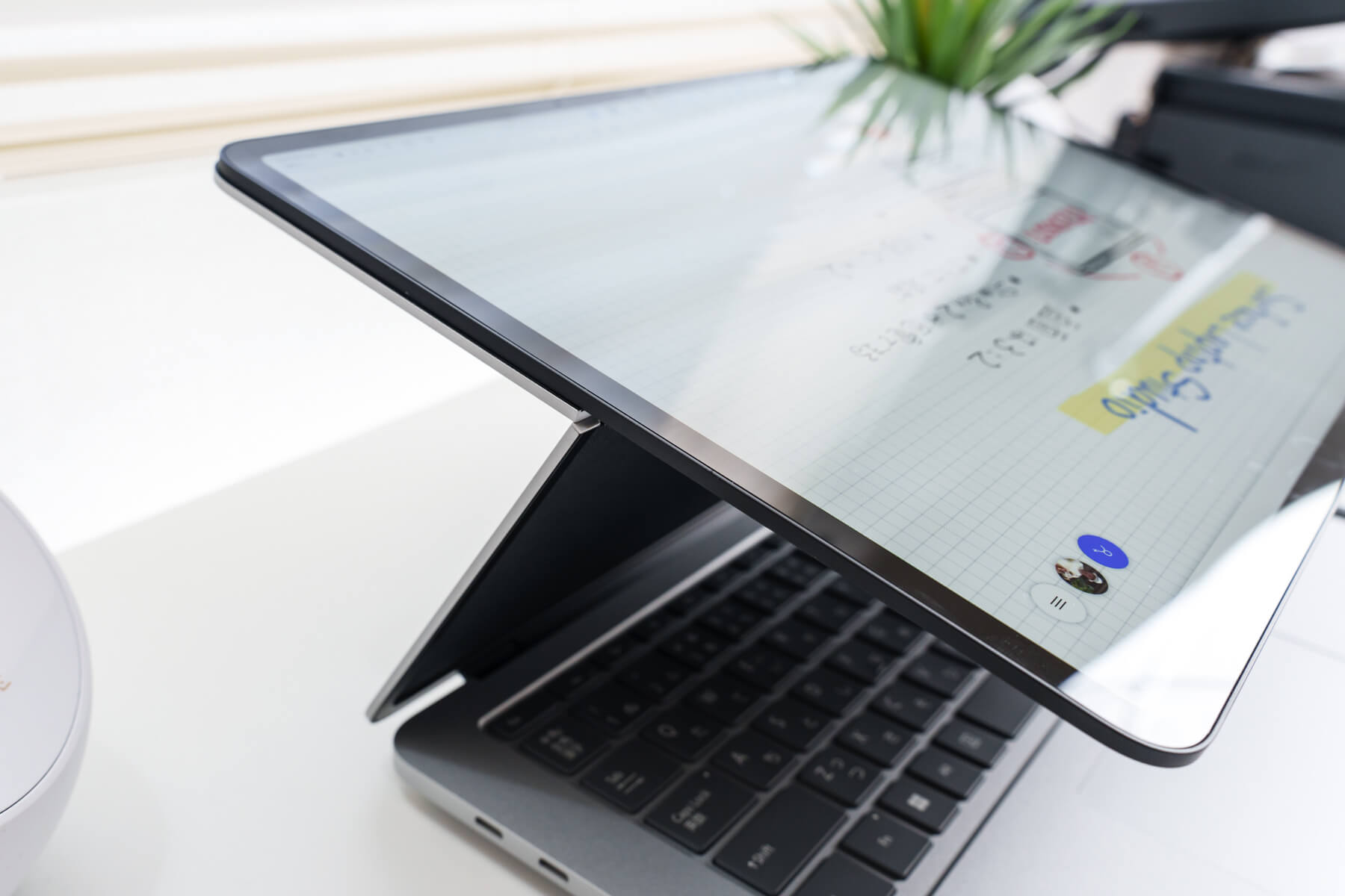Surface Laptop Studio のディスプレイを変形させる