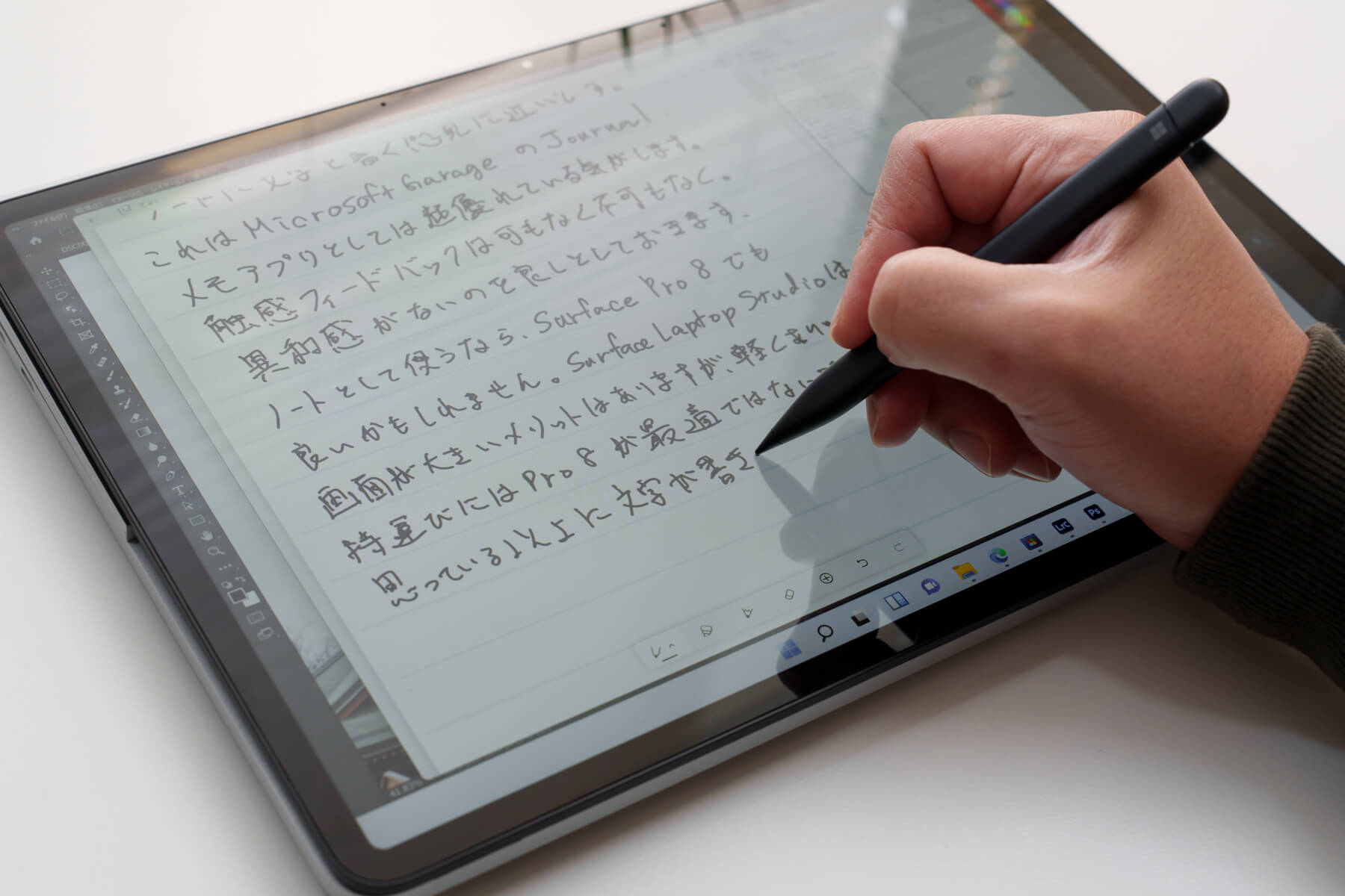 Surface Studio にスリムペンで文字を書いている様子