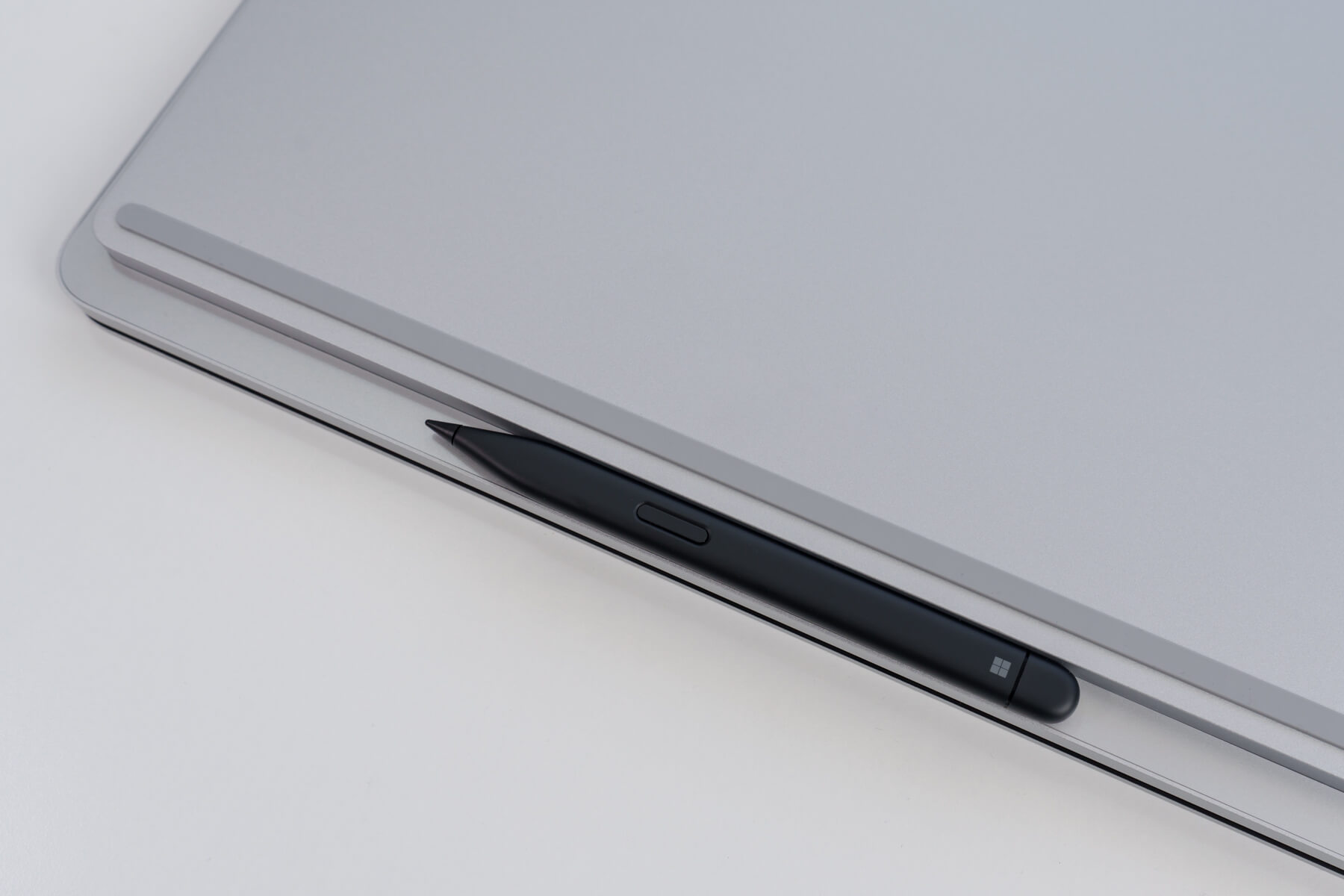 Surface Laptop Studio でスリムペンを充電する