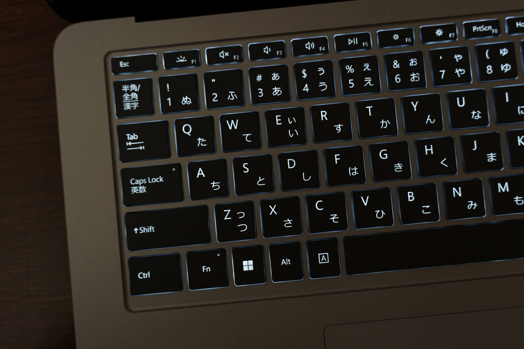 Surface Laptop Studio キーボードが暗い場所で光る様子
