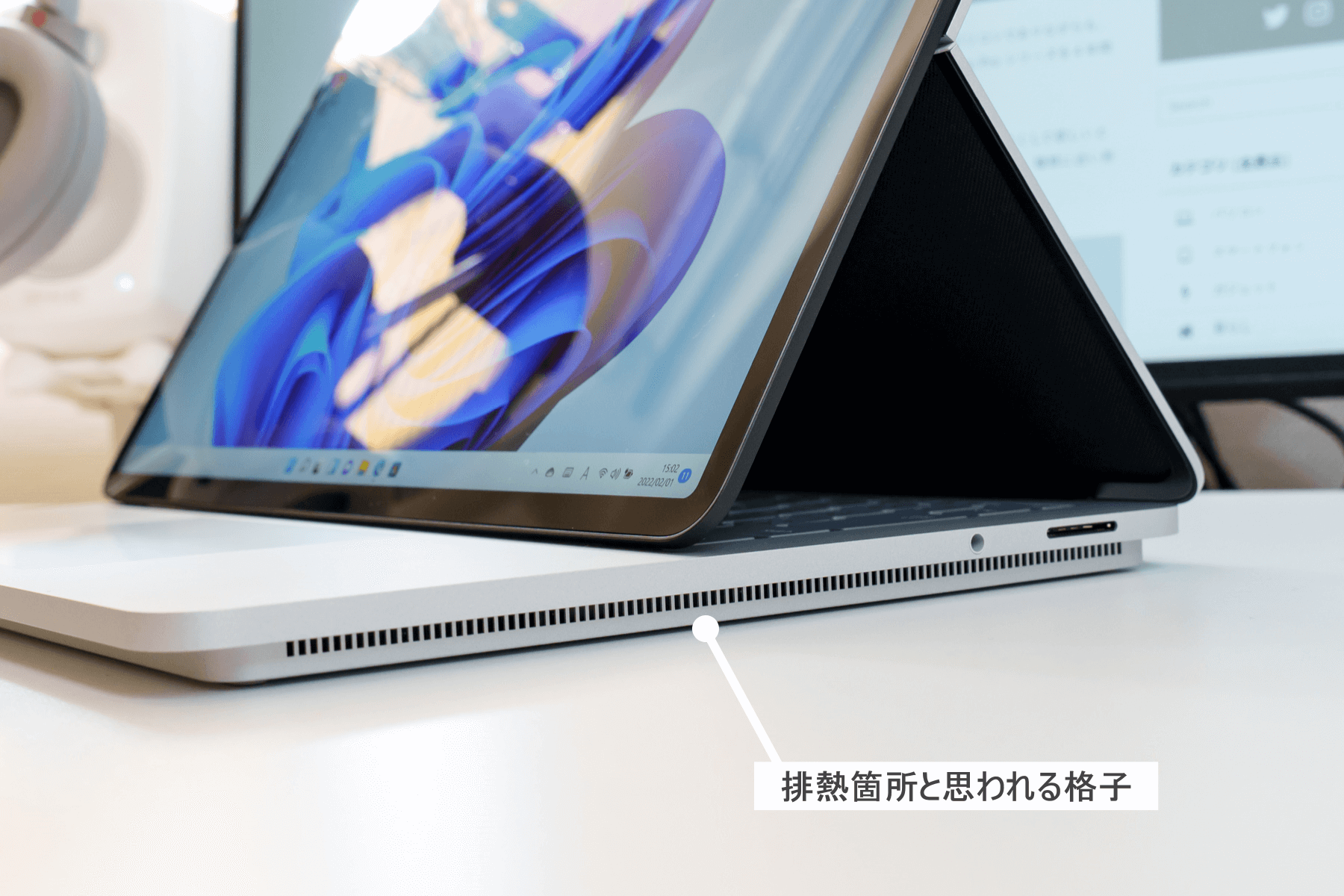 Surface Laptop Studio の排熱箇所と思われる格子部分