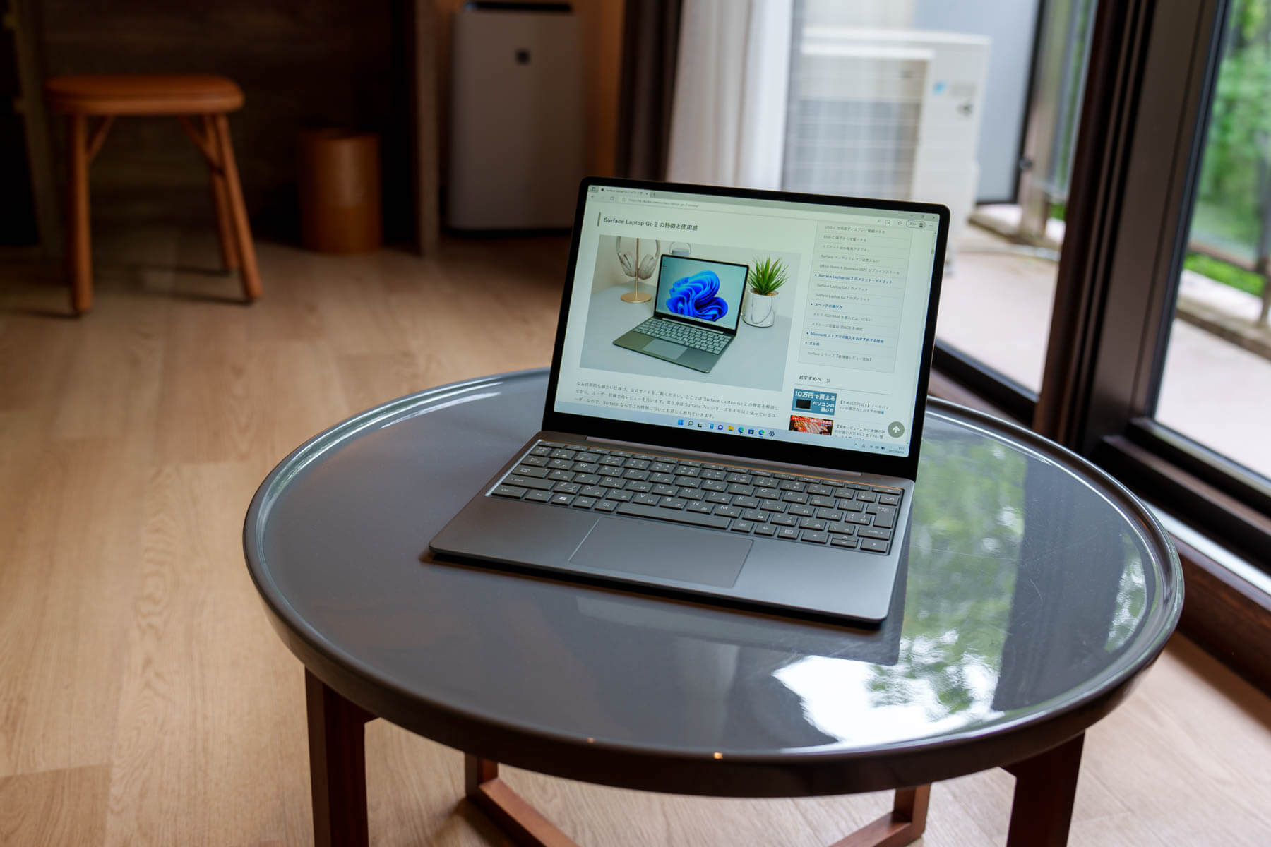 テーブルに Surface Laptop Go 2 を載せて使う