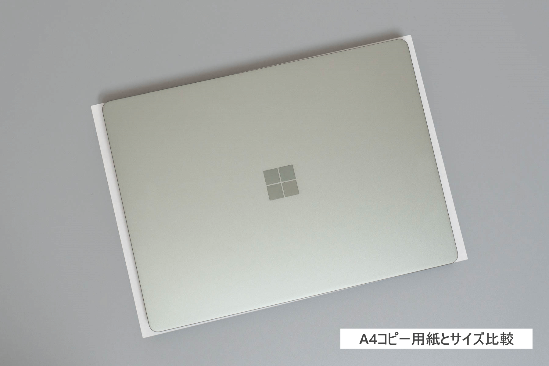 Surface Laptop Go 2 と A4 コピー用紙でサイズを比較