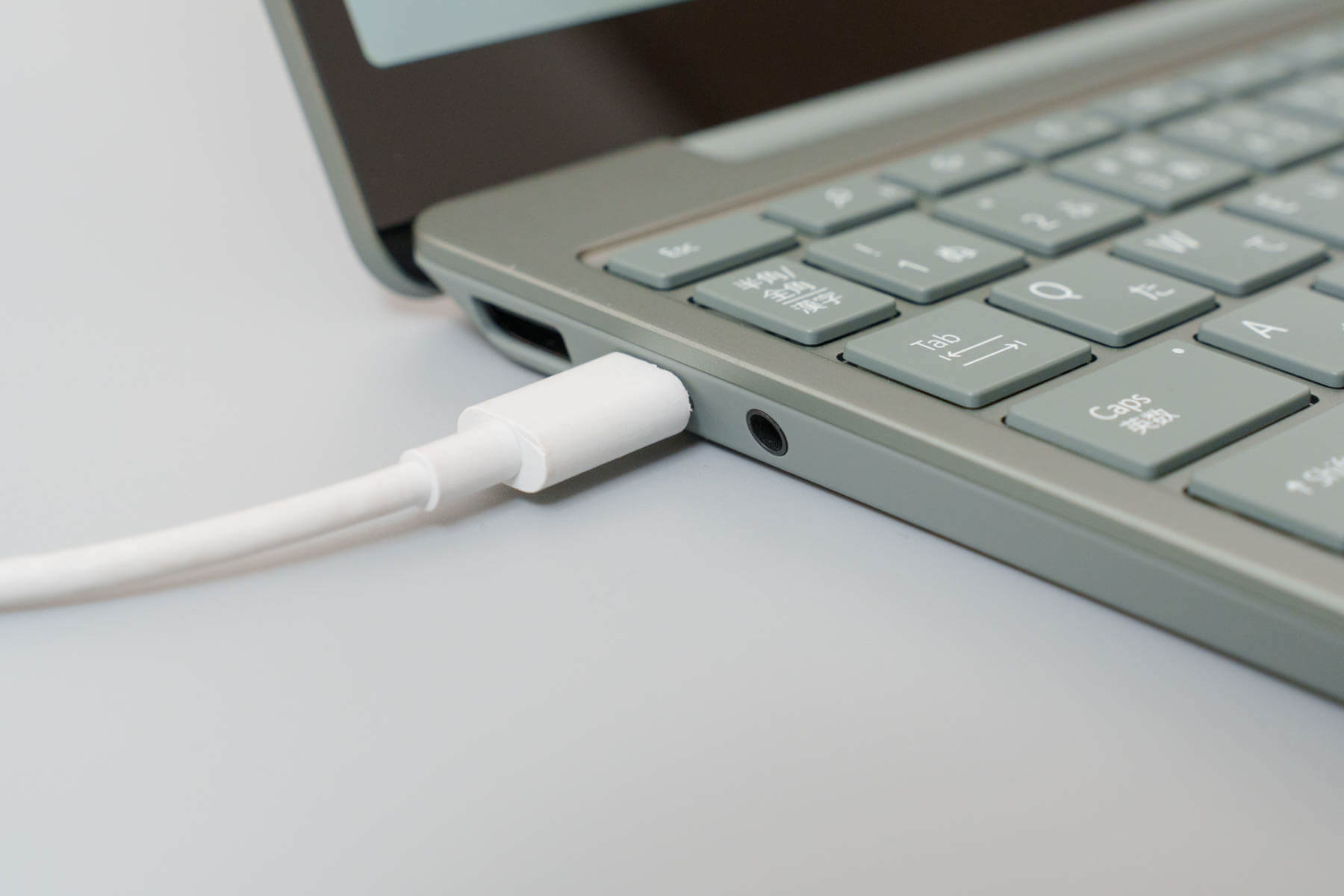USB-C ケーブル接続で Surface Laptop Go 2 を給電