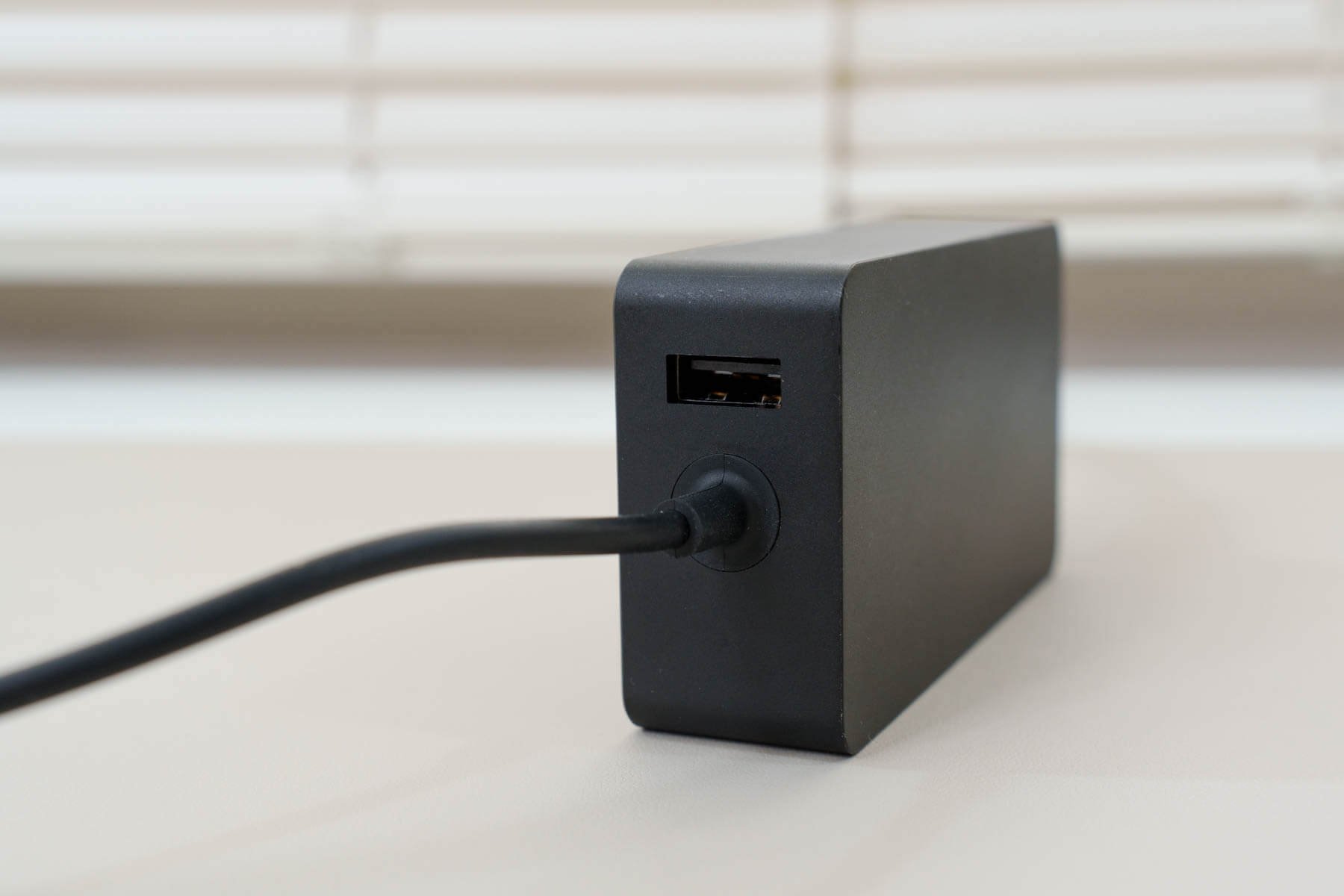 Surface のアダプターについた充電用USB-A端子