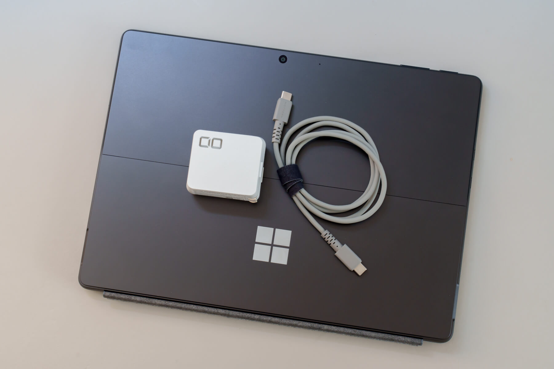 Surface Pro 9 と一緒に持ち歩いてる CIO のアダプター