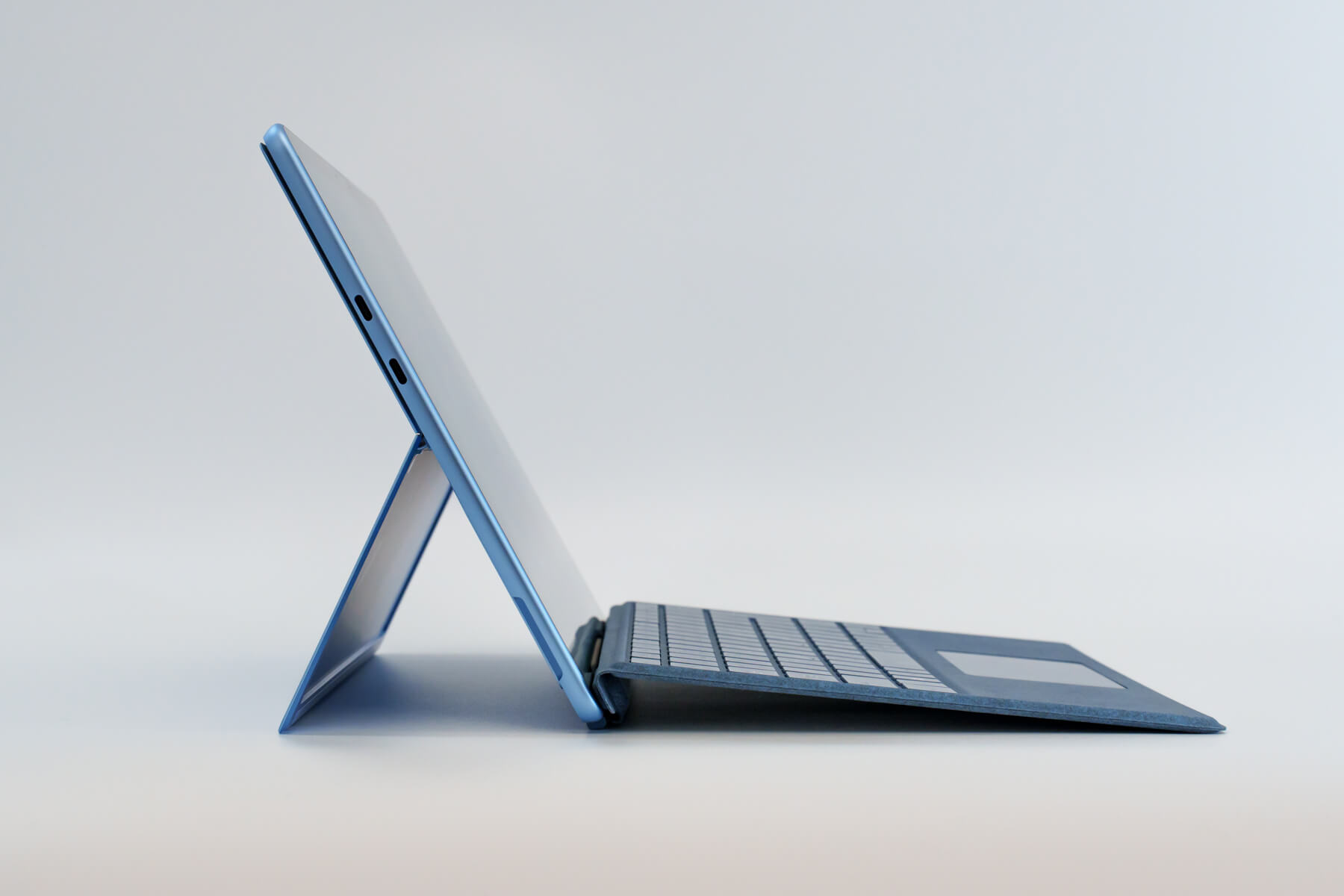 Surface Pro 9 キーボードの角度をつけた状態