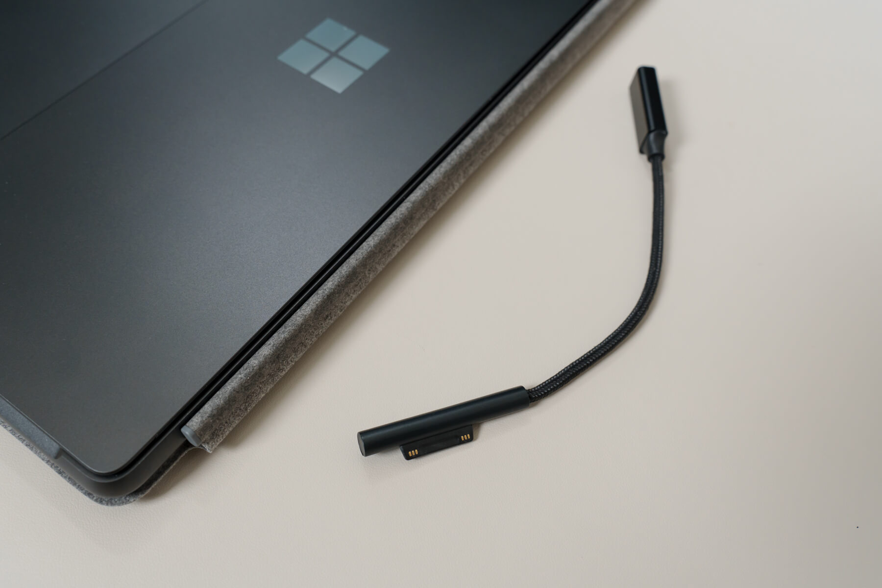 USB-C から Surface コネクタへ変換するアダプター