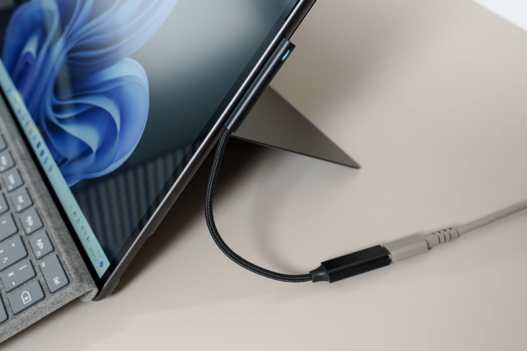 Surface コネクタ変換アダプターで Surface Pro 9 を充電する