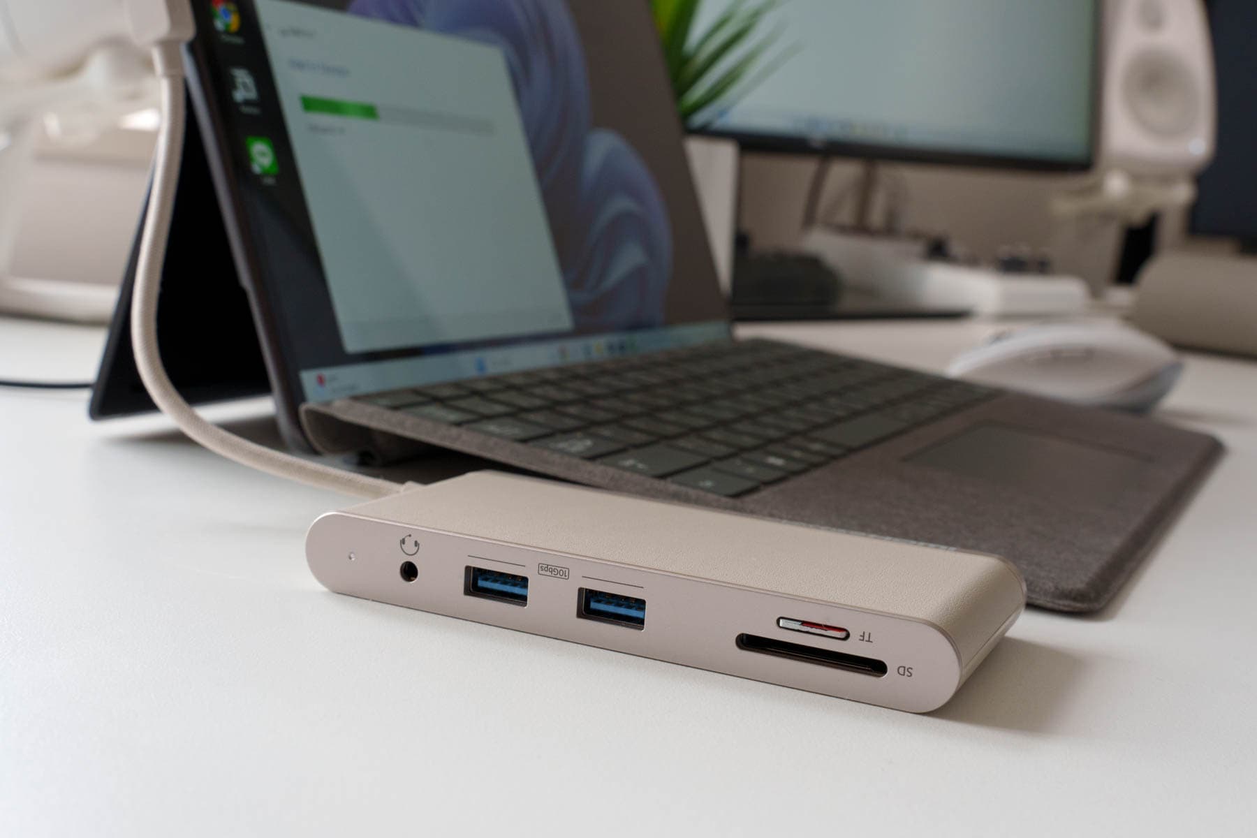 Surface Pro 9 に USB ハブ (Anker 655) を接続してマイクロSDカードを挿入