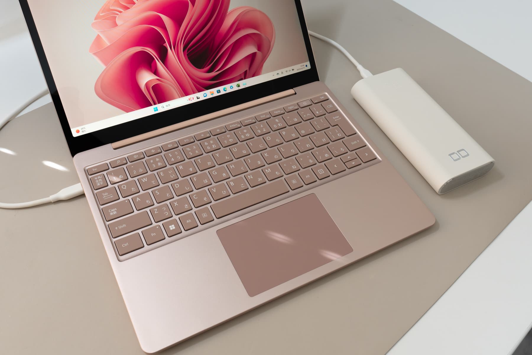 Surface Laptop Go 3 をモバイルバッテリーで充電する様子