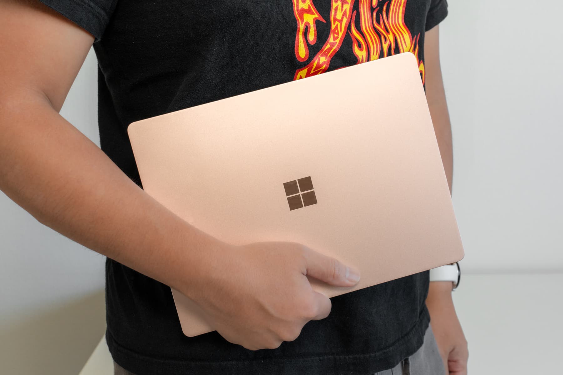 Surface Laptop Go 3 を手に持つ様子