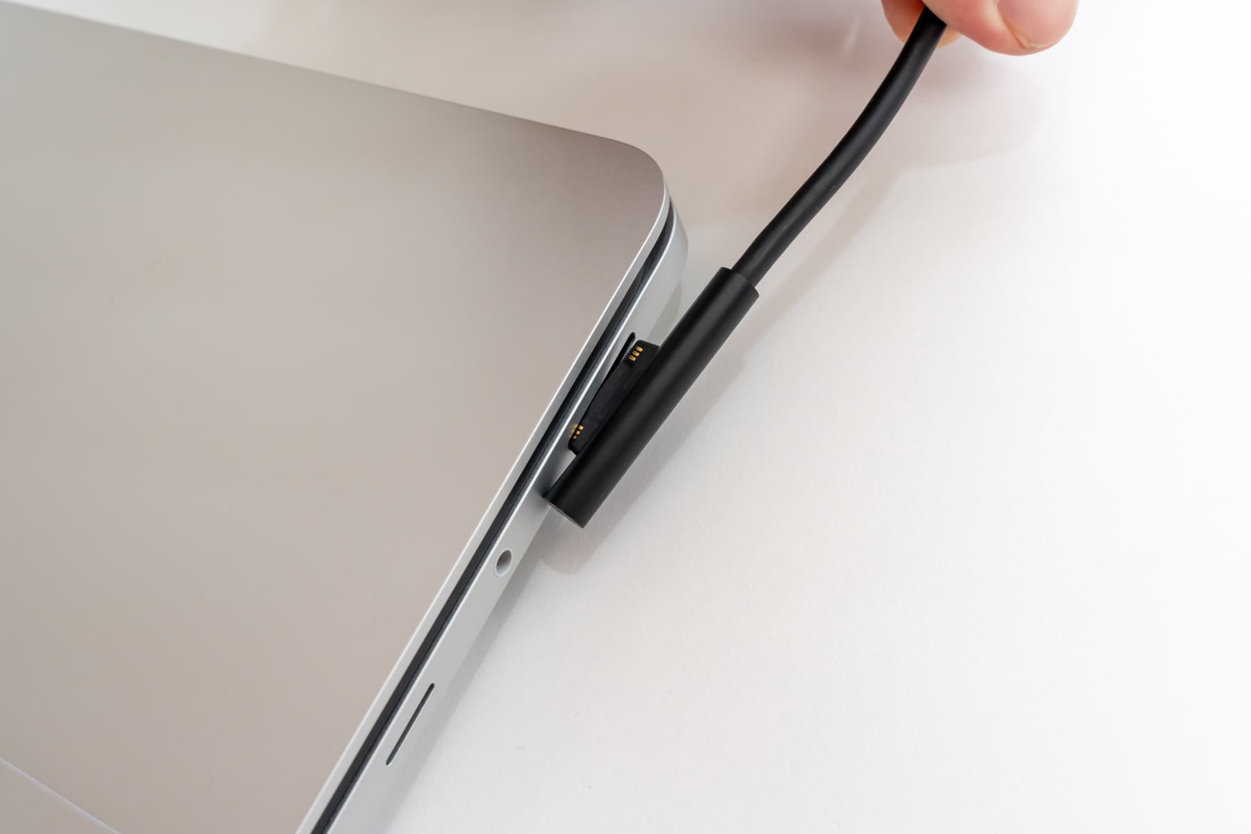 マグネット式のSurfaceコネクタ Surface Laptop Studio 2 の充電端子