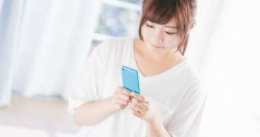 スマートフォンを操作する女性